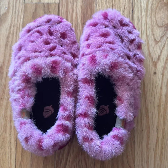 Acorn Slippers sz 12/13 toddler pink fluffy faux fun outfit our cheetah spots - Picture 2 of 4